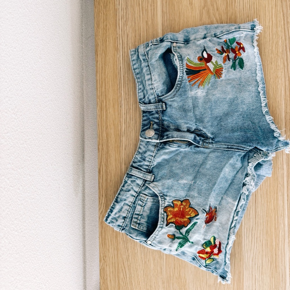 Q2 embroidered denim cutoff shorts